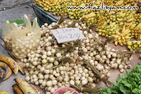 Buah-buahan di Pasar Satok
